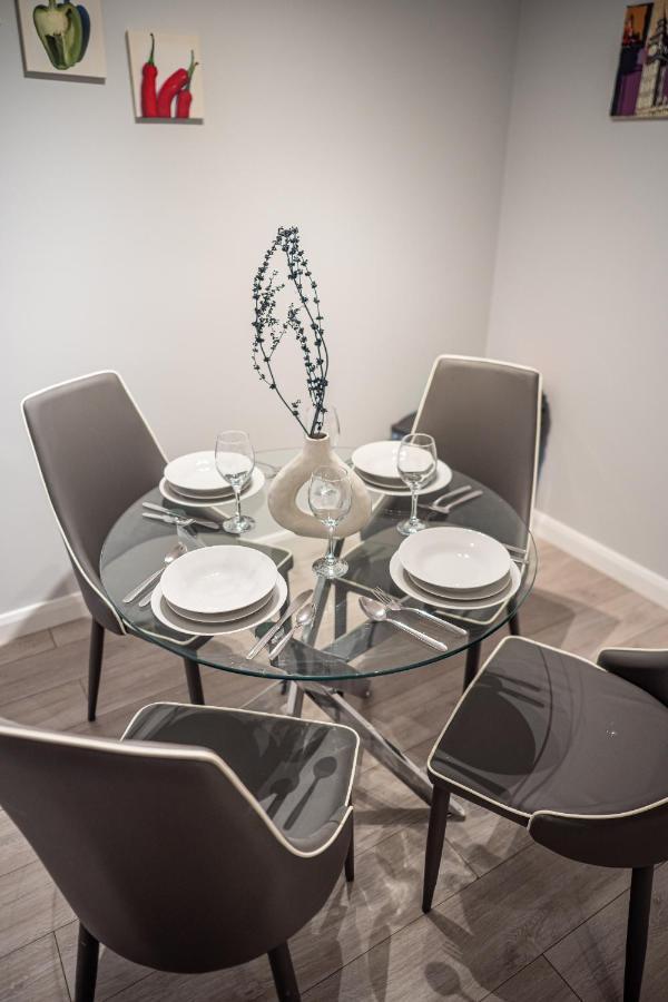 St Helens  Stylish Studios With Ensuite, Separate Kitchen, And Prime Location In St Helen מראה חיצוני תמונה